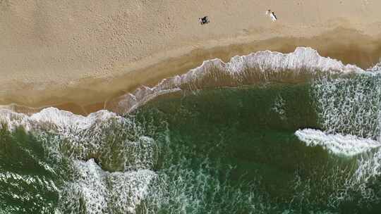 在海浪和沙滩之上