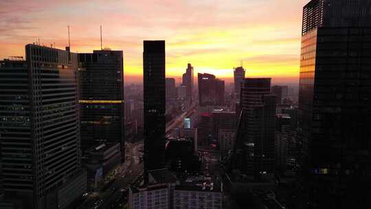 波兰华沙市摩天大楼中的日落飞行