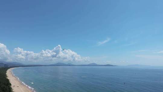 航拍三亚海棠湾蓝天白云动力伞直升机海岸线