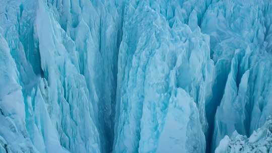 冰川幽深 蓝光闪耀 雪峰静立 天地寂静