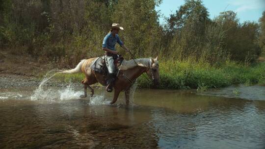 女人骑马过河的超慢动作视频素材模板下载