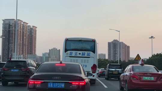 开车行驶在广州道路车流交通城市车窗外风景