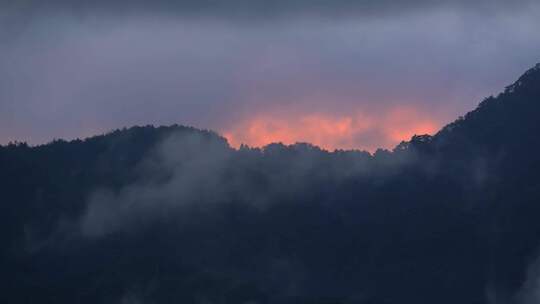 山脉山峰迷雾黎明日出云雾森林雾气太阳升起