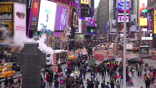 纽约时代广场上成群的汽车和行人视频素材模板下载