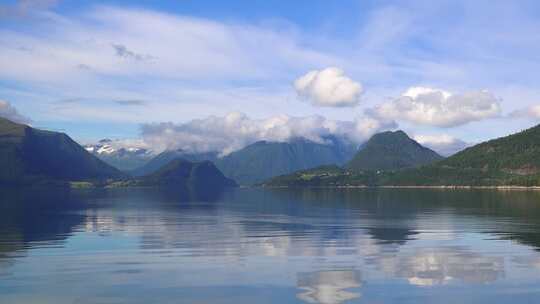 唯美湖泊山谷