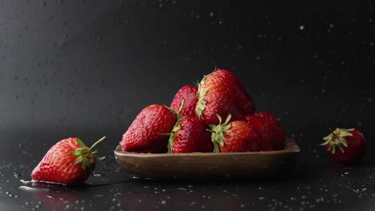 慢镜头拍摄清水冲洗碗里有机新鲜爆浆草莓