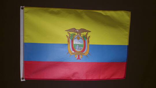 黑色背景前的厄瓜多尔国旗视频素材模板下载