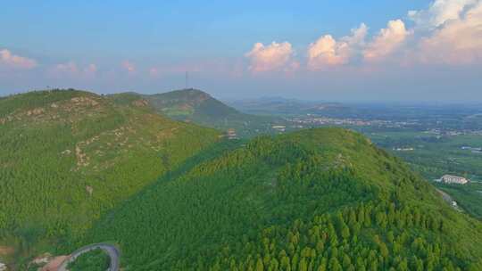 航拍云端之上的枣庄凤凰绿道森林公园