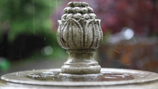 在雨中的古老石雕视频素材模板下载