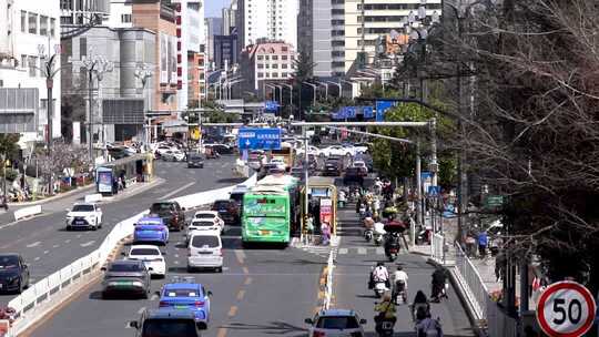 4K城市繁忙的主干道交通城市生活实拍视频