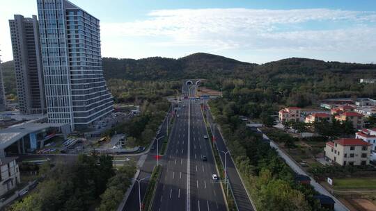 航拍威海文化西路的车流和九华路隧道