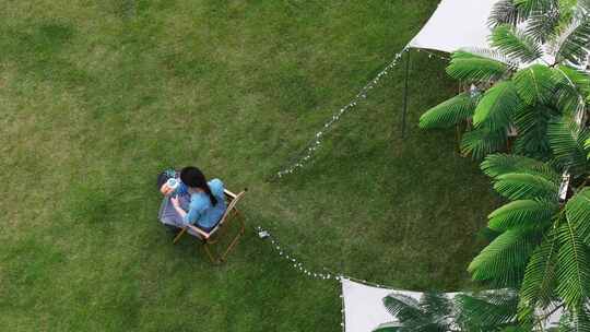 草地上的女孩享受惬意时光