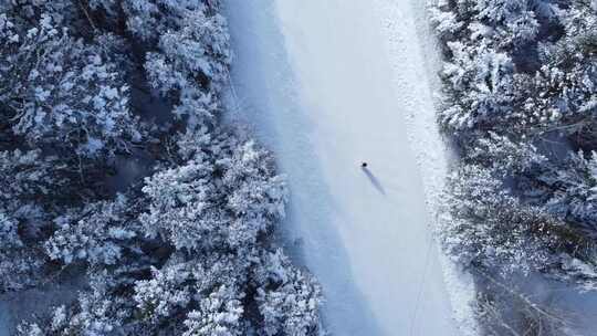 航拍人走在雪中