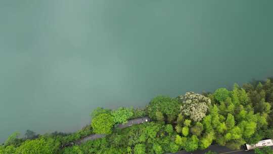 一叶扁舟小东江湖烟雨朦胧航拍长江千岛湖