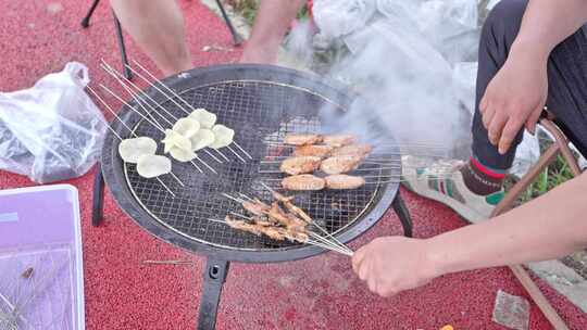 湖边户外烧烤露营雨天