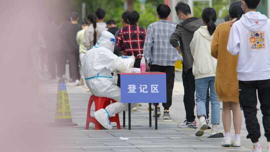 市民排队核酸检测2