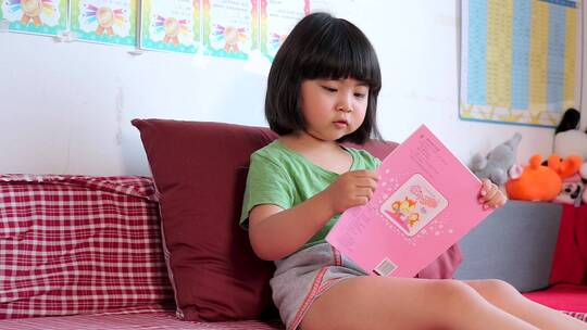 一个人读书的中国女童视频素材模板下载