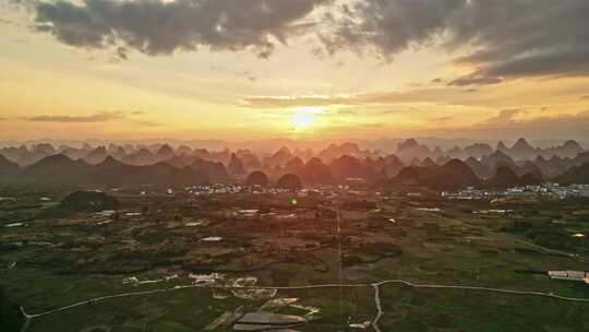 夕阳下的乡村与群山远景