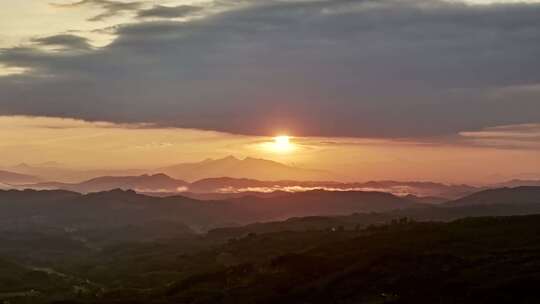 海南风光 夕阳日出云海 金色云层