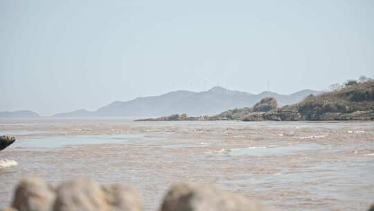 风车风力发电机群山海水流动