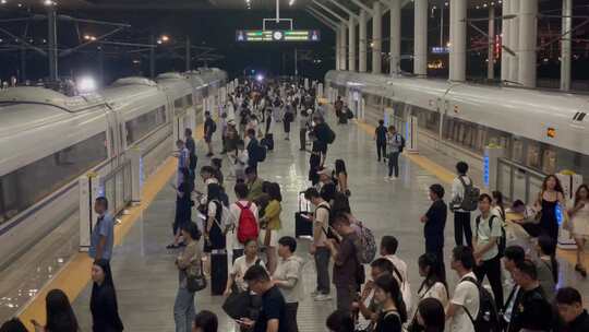 夜晚高铁站站台候车的旅客