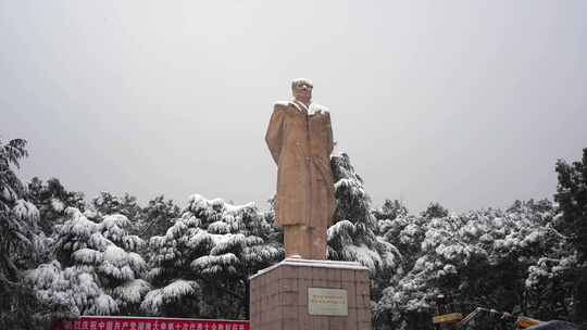 长沙湖南大学东方红广场毛泽东塑像雪景实拍