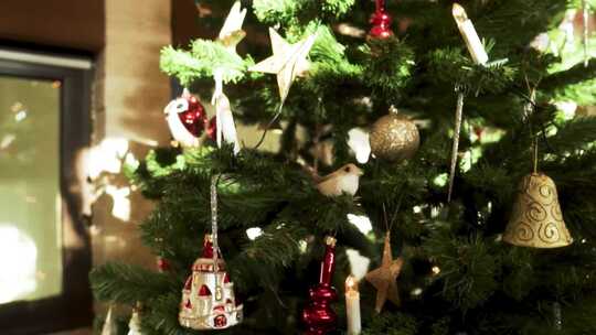 圣诞节圣诞树装饰的彩球玩具氛围装饰
