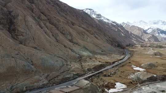 航拍新疆南疆帕米尔高原大气雪山公路景色视频素材模板下载
