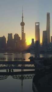 日出时的上海天际线和外白渡桥向后飞翔鸟瞰