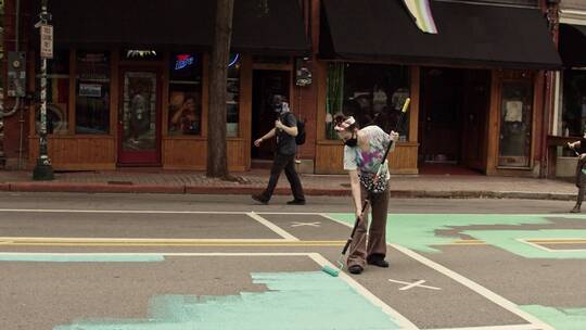 女人在街道上画壁画视频素材模板下载
