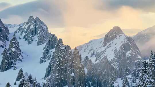 雪岭云霞 峰峦辉映 冬日梦幻之地