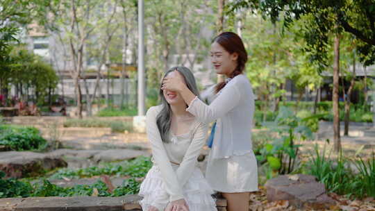 两位年轻的亚洲恋人用玫瑰带来由衷的惊喜。