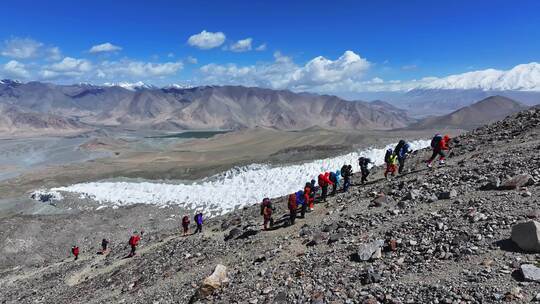 航拍攀登新疆慕士塔格峰雪山的登山队