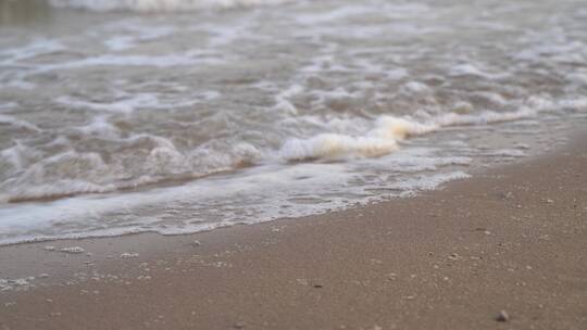 浪花特写海浪海水冲击沙滩浪花泡沫视频素材模板下载