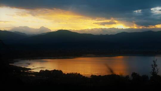 夕阳湖水视频金色日出时金色的高原湖泊湖水