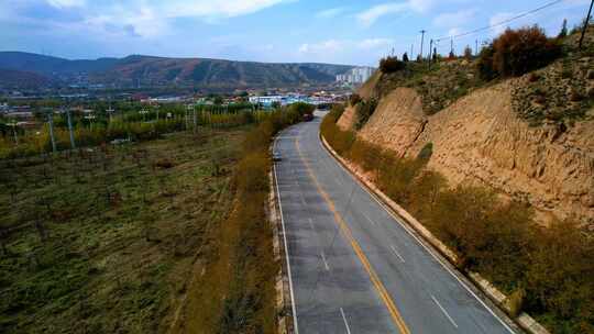 深秋红叶深红道路车辆路口