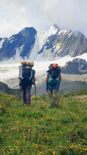 攀登格聂山区阿萨贡格雪山登山者徒步进山