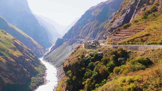 香格里拉虎跳峡金沙江大峡谷