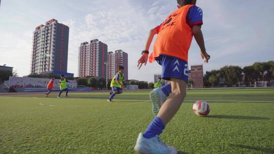 孩子踢足球带球射门视频素材模板下载