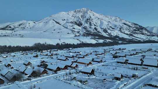 冬季大雪覆盖的新疆阿勒泰禾木村黎明风光