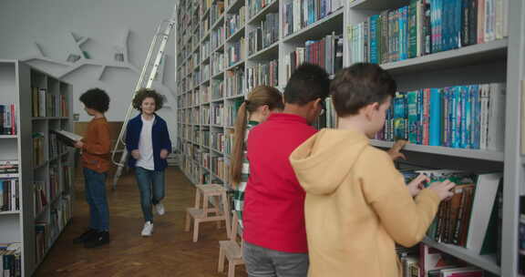 头发古怪的男孩跑到朋友那里选择图书馆里的书