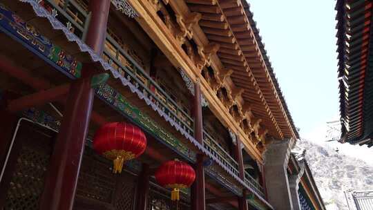 中式古建筑屋檐红灯笼特写