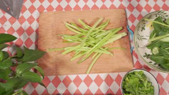 菜板主妇切芹菜段切菜处理食材