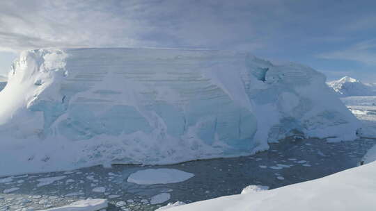 南极洲平板冰山空中无人机视图