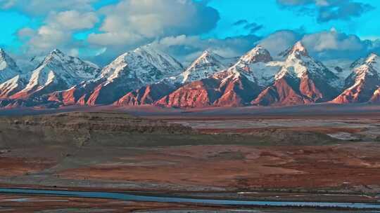 夕阳下的雪山