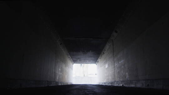 隧道里走向光明的背影