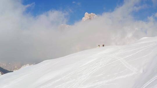 攀登雪山团队励志登山