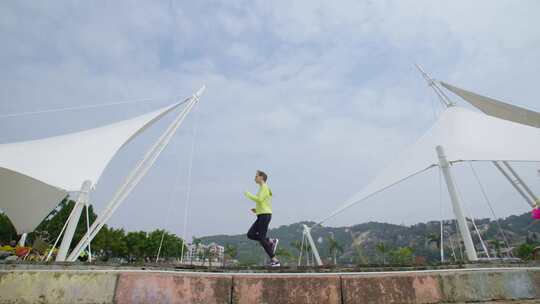 4K：外国人在奔跑休息呼吸新鲜空气