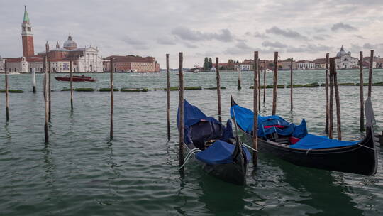 威尼斯码头的小船