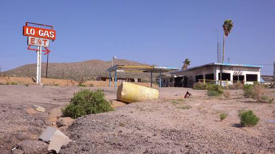 沙漠中一个废弃的加油站和餐馆视频素材模板下载
